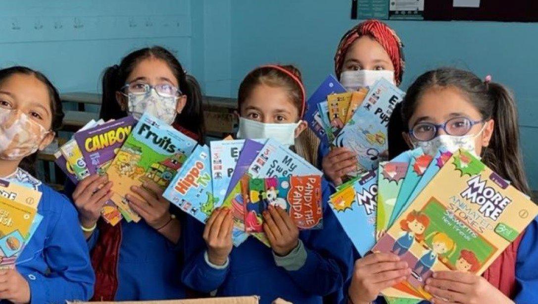 Gazi İlkokulu İngilizce Hikaye Kitapları Bağışlıyor
