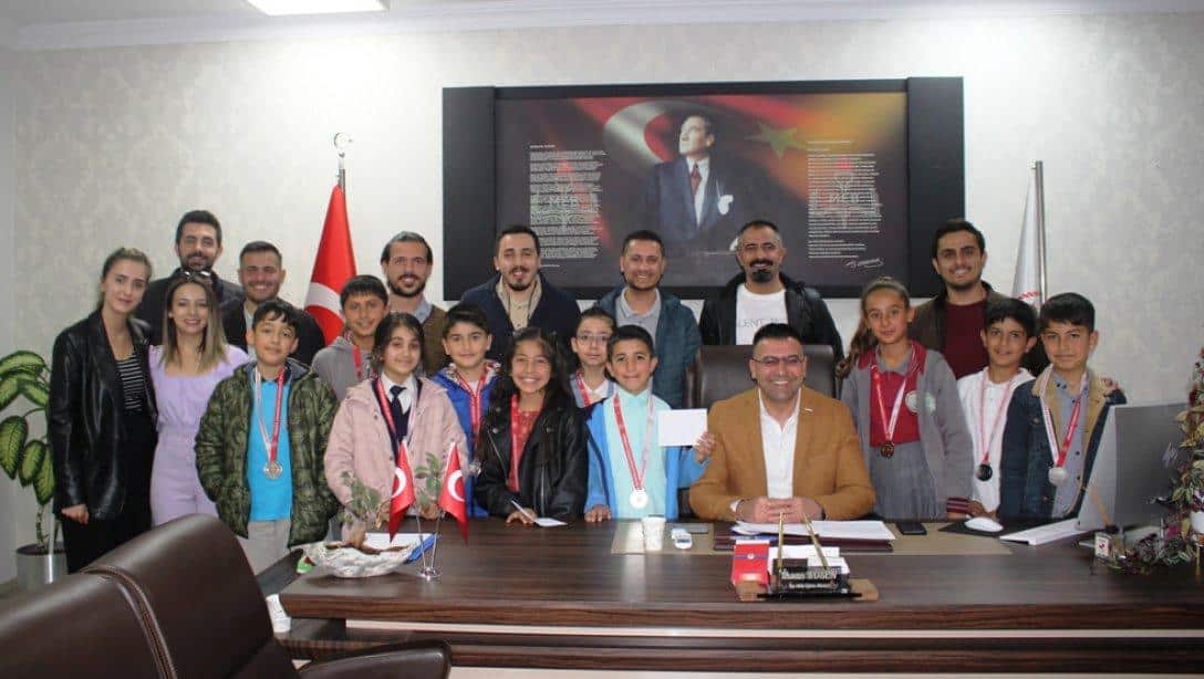 İlçe Milli Eğitim Müdürü İhsan KÖSEN, TAZOF Akıl ve Zeka Oyunları Turnuvasında 1. Olan Öğrencileri Makamında Ağırladı