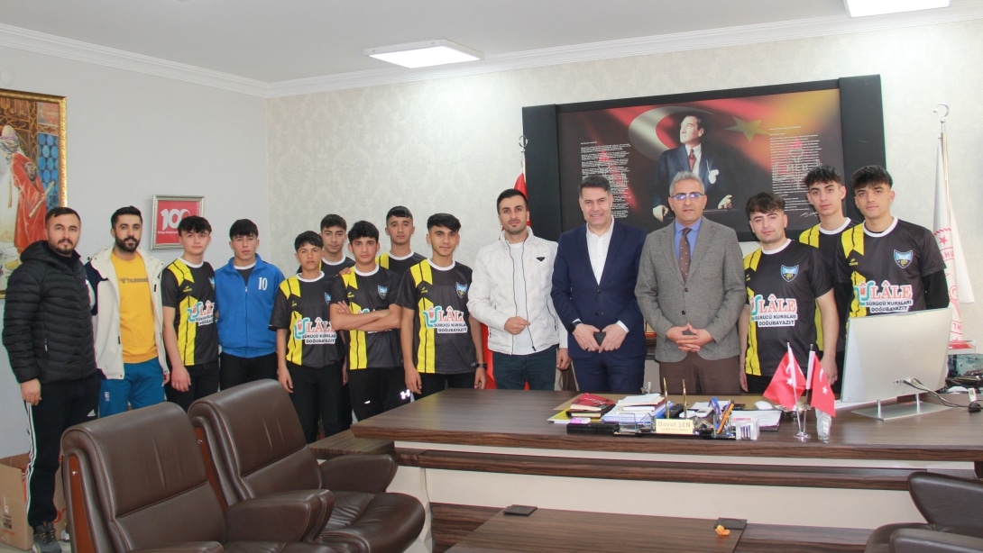 A Takımı-Savaş Ay Anadolu Lisesi Voleybol Takımı İlçe Milli Eğitim Müdürü Davut ŞEN'i Ziyaret Etti