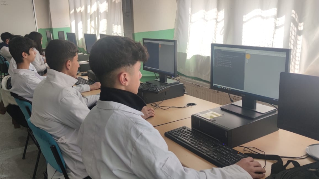 Genç AR-GE Projesi Kapsamında Öğrencilere Bilişim ve Kodlama Eğitimleri Verildi