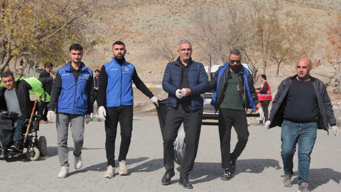 Ahmedi Hani Türbesi Ve İshakpaşa Sarayında Doğayı Koruyalım Etkinliği Gerçekleştirildi. 